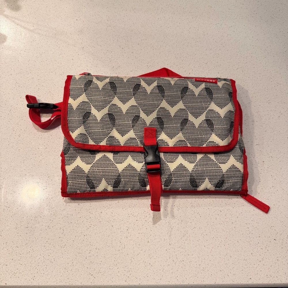 Skip Hop Pronto Portable Changing Station Clutch Gray Chevron Red Baby OS